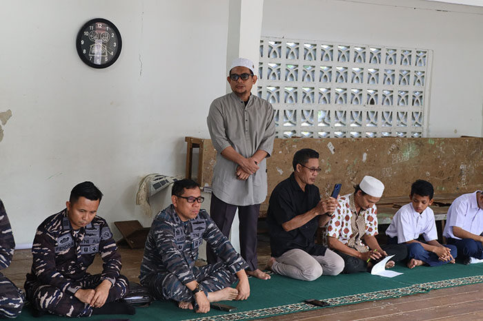 Rangkaian HUT ke-80 TNI AL, Kodaeral II Gelar Kunjungan ke Panti Asuhan Khusus Anak Mentawai 1 KUNJUNG PANTI ASUHANI— Komando Daerah Angkatan Laut (Kodaeral) II saat melaksanakan kunjungan ke Panti Asuhan Khusus Anak Mentawai, Senin (8/9).