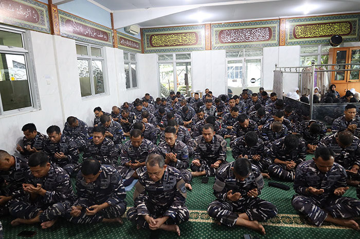 Mohon Perlindungan pada Sang Khalik, Kodaeral II Laksanakan Doa Bersama 1 DOA BERSAMA—Komandan Komando Daerah TNI Angkatan Laut (Dankodaeral) II Laksamana Muda TNI Sarimpunan Tanjung, saat mengikuti doa bersama prajurit Kodaeral II di Masjid Al Jariyah Mako Kodaeral II Padang Jalan Bukit Peti Peti Teluk Bayur Padang, Senin (1/9).
