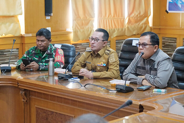 RAKOR— Bupati Eka Putra dan Ketua DPRD Anton Yondra saat mengikuti rakor.