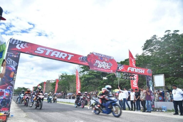 Kota Arang Open Road Race, Sawahlunto Pacu Sport Tourism di Sirkuit Kandi 1 ROAD RACE— Wali Kota Sawahlunto Riyanda Putra membuka event sport tourism “Kota Arang Open Road Race” di sirkuit Kandi yang diikuti puluhan tim dan ratusan pembalap dari berbagai daerah, Minggu (31/8).