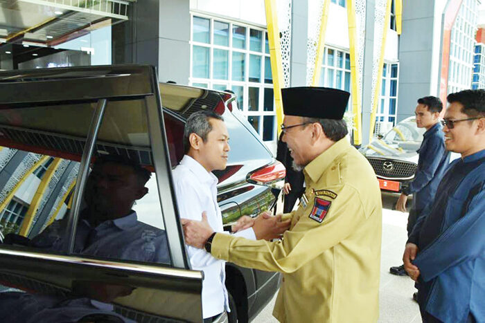 SAMBUT WAMEN— Wakil Wali Kota Padang, Maigus Nasir menyambut kedatangan Wamendikdasmen RI, Fajar Riza Ul Haq, saat memberikan kuliah umum di Universitas Muhammadiyah Sumatera Barat (UMSB), Senin (22/9).