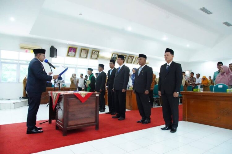 Pimpinan Baznas Tanah Datar Periode 2025-2030 Dilantik 1 PELANTIKAN— Bupati Eka Putra melantik jajaran pimpinan Badan Amil Zakat Nasional (BAZNAS) Tanah Datar periode 2025-2030, di Aula Kantor Bupati, Selasa (16/9).