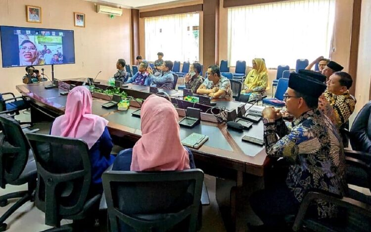 LAUNCHING INTERNET 3T— Bupati Pasaman Welly Suhery didampingi Wakil Bupati Pasaman H. Parulian  dan Sekretaris Daerah Yudesri saat launching internet daerah Terluar, Terpencil, dan Tertinggal (3T) di ruang rapat Bupati, Senin (8/9).