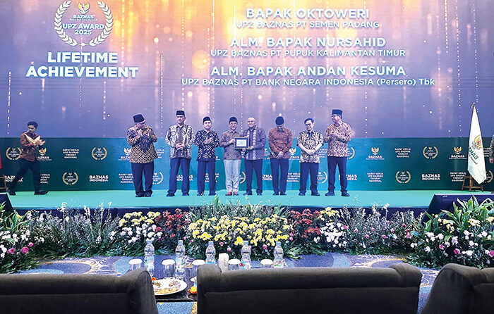 PENGHARGAAN BAZNAS RI— Mantan Direktur Keuangan & Umum PT Semen Padang, Oktoweri, berhasil meraih penghargaan Lifetime Achievement dari Badan Amil Zakat Nasional (Baznas) Republik Indonesia pada ajang UPZ Awards 2025 yang digelar di Jakarta, Rabu (10/9).