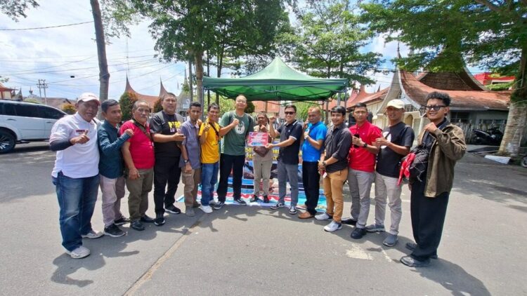 BANTU KORBAN KEBAKARAN— Marketing Manager Abud's Kebab berfoto bersama usai menyerahkan bantuan untuk korban kebakaran kepada koordinator BW.