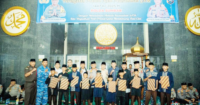 MAULID NABI— Kapolda Sumbar, Irjen Pol Gatot Tri Suryanta bersama Forkopimda dalam kegiatan doa bersama Maulid Nabi Muhammad SAW dan pemberian santunan kepada anak yatim.