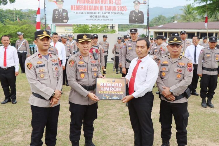 Memiliki Kinerja Baik dan Berprestasi, Aipda Ikhsan Kurniawan dapat Reward Umrah dari Kapolres 1 REWARD UMRAH— Kapolres Sijunjung AKBP Willian Harbensyah, serahkan reward umrah kepada Aipda Aipda Ikhsan Kurniawan.