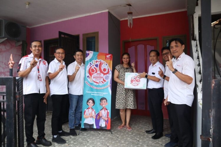 BERKUNJUNG—Manajamen PT Menara Agung mengunjungi konsumen  setia sepeda motor Honda.