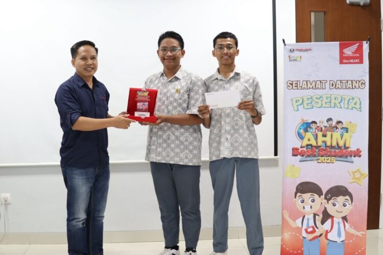 SMAN 2 Payakumbuh Pertahankan Tradisi Juara AHMBS Tingkat Regional, Wakili PT Menara Agung di Nasional 1 SERAHKAN PIALA—General Manager PT Menara Agung, Rikardus Tanumihardja menyerahkan piala juara 1 AHMBS tingkat regional kepada Rifki Alfajri dan Syahrul Ramadhan dari SMAN 2 Payakumbuh.