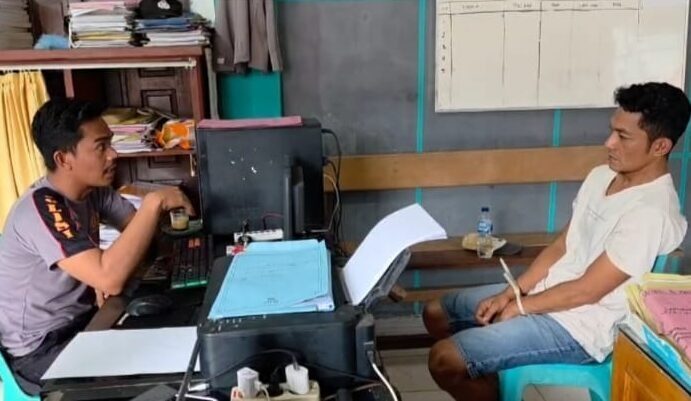 MENCURI— Pelaku ASH yang mencuri getah karet dari gudang pengepul, ditangkap Tim Satreskrim Polres Pasaman.