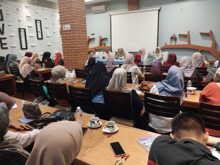 PELATIHAN PELAKU USAHA— Kepala Dinas Kesehatan Kota Solok, Elvi Rosanti, memberikan sambutan saat pelatihan para 
pelaku usaha bersama Balai Pengawasan Obat dan Makanan (BPOM).