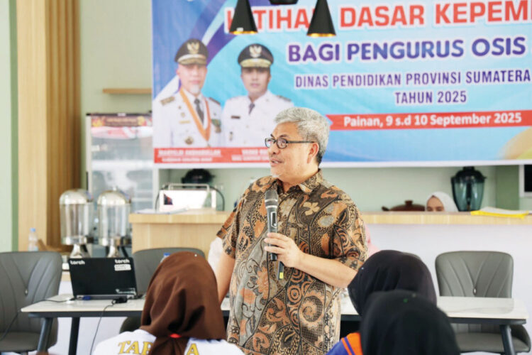 Dijadikan sebagai Investasi Jangka Panjang, Ketua DPRD Sumbar: LDK OSIS Lahirkan Pemimpin Masa Depan yang Berintegritas 1 LDK OSIS— Ketua DPRD Sumatra Barat (Sumbar), Muhidi saat berinteraksi dengan siswa yang mengikuti Latihan Dasar Kepemimpinan (LDK) OSIS di SMK Negeri 1 Painan.