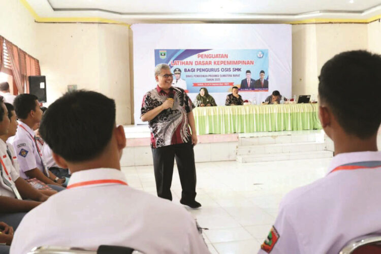 Beri Motivasi Peserta LDK OSIS SMK di Solok, Muhidi Ceritakan Perjalanan Hidup hingga jadi Ketua DPRD Sumbar 1 BERI MOTIVASI—Ketua DPRD Sumbar, Muhidi saat memotivasi peserta LDK OSIS SMK se Kabupaten Solok dan Kota Solok.