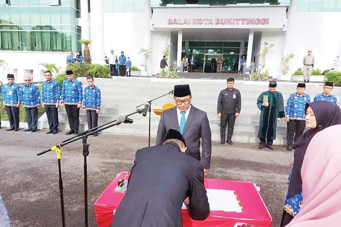 SERTIJAB— 
Wali Kota Bukittinggi, Ramlan Nurmatias memimpin serah terima jabatan pejabat Pemkot Bukittinggi. Mutasi ini merupakan kali pertama di masa jabatan Ramlan dan wakilnya Ibnu Asis periode 
2025-2030.
