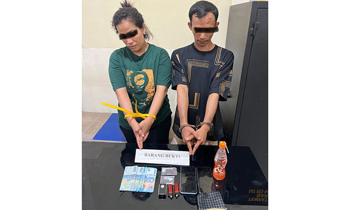 Pasangan Kekasih jadi Pengedar Sabu, Digerebek di Rumah Kontrakan, 2 paket Disita Polisi 1 NARKOBA— Pasangan kekasih diringkus Tim Satresnarkoba Polres Agam dengan barang bukti dua paket sabu.