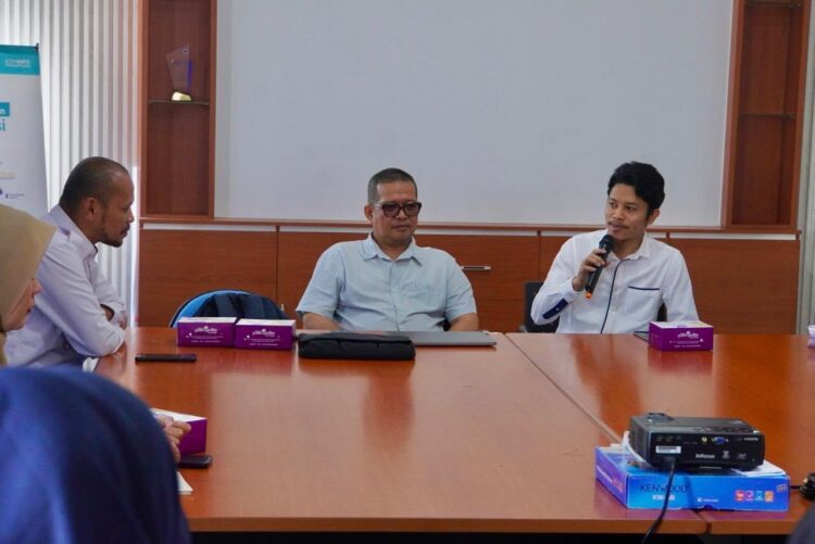 SOCIAL JURNALISME—Yusrizal KW, penulis, jurnalis sekaligus pegiat literasi Sumbar berikan materi kepada operator dan petugas humas seluruh OPD di ruang pertemuan Dinas Kominfo, Rabu (24/9).