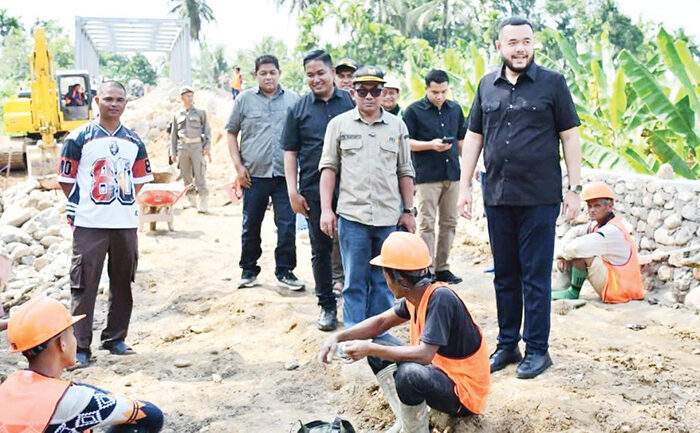 Oprit Jembatan dan Batu Beronjong Minimalisir Banjir di Batipuah Panjang 1 PEMBANGUNAN OPRIT JEMBATAN— Wali Kota Padang Fadly Amran mengecek progres pembangunan oprit jembatan dan pemasangan batu beronjong di Parak Buruk, Kelurahan Batipuh Panjang, Kecamatan Koto Tangah, Sabtu (27/9).