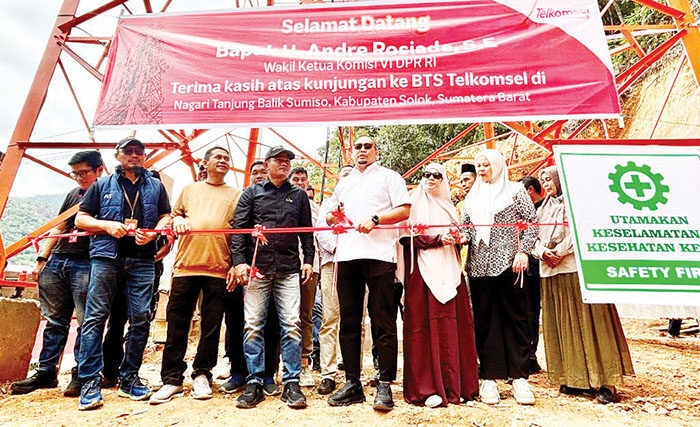 Andre Rosiade Resmikan BTS Telkomsel di Tanjung Balik Sumiso, Solok 1 PERESMIAN BTS TELKOMSEL— Wakil Ketua Komisi VI DPR RI dari Fraksi Gerindra Andre Rosiade kembali meresmikan satu lagi tower BTS Telkomsel di Kabupaten Solok, Minggu (7/9). Tower yang diresmikan penggunaannya adalah di Nagari Tanjung Balik Sumiso, Kecamatan Tigo Lurah.