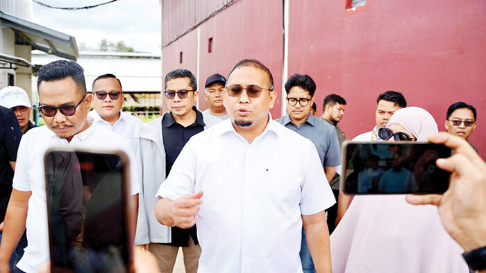 KUNJUNGI SIRUKAM— Wakil Ketua Komisi VI DPR RI dari Fraksi Partai Gerindra Andre Rosiade, didampingi Bupati Solok Jon Firman Pandu mengunjungi Sirukam Dairy Farm di Kabupaten Solok, beberapa waktu lalu.