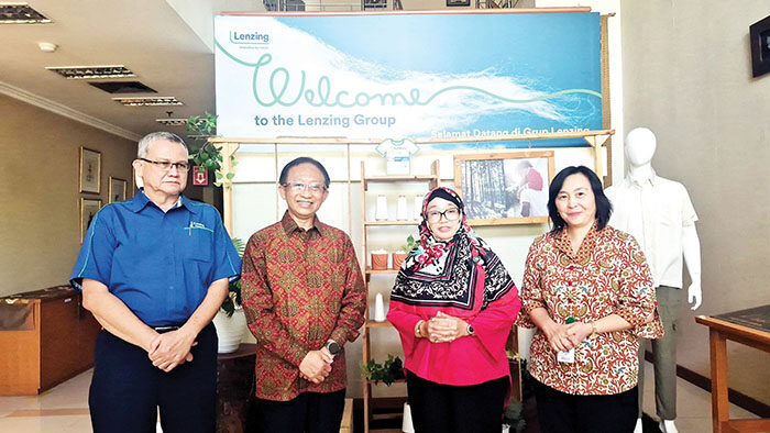 KUNJUNGAN—Direktur Retail dan Niaga PLN, Adi Priyanto saat melakukan kunjungan ke PT South Pacific Viscose (SPV) dalam rangka memperingati Hari Pelanggan Nasional (HPN) 2025.