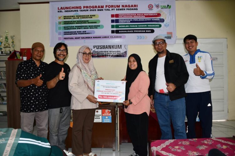 PENYERAHAN DANA FORUM NAGARI—  PT Semen Padang menyalurkan dana tahap I Forum Nagari sebesar Rp740,42 juta untuk mendukung 27 program di berbagai kelurahan.