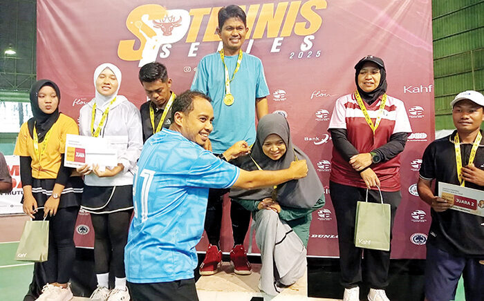 PEMENANG— Pasangan suami istri, Irwan Efendi dan Rahma Andriani menerima medali dan hadiah setelah sukses Juara I kategori Mix Double Kelompok Silver dalam ajang Fun Tennis Semen Padang 2025, di Lapangan Tennis PT Semen Padang.