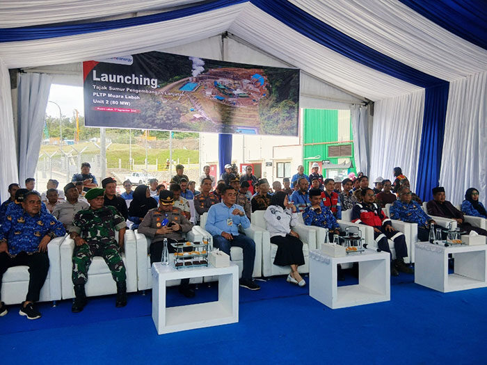 PT SEML dan Pemkab Tegaskan Komitmen Kembangkan Energi Panas Bumi 1 PENGEMBANGAN ENERGI PANAS BUMI— PT Supreme Energy Muara Laboh (SEML) bersama
Pemkab Solok Selatan menegaskan komitmen pengembangan energi panas bumi dengan berpartisipasi dalam
The 11th Indonesia International Geothermal Convention & Exhibition (IIGCE) 2025 di Assembly Hall,
Jakarta International Convention Center (JICC), Rabu (17/9).
