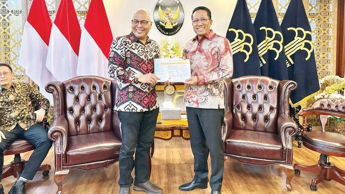 PWI Resmi kembali Terdaftar di Kemenkum, Ketum Akhmad Munir dan Sekjen Zulmansyah Sekedang 1 TERIMA DOKUMEN— Pengurus PWI Pusat yang dipimpin Ketum Akhmad Munir menerima dokumen AHU PWI dari Menteri Hukum, Supratman Andi Agtas.