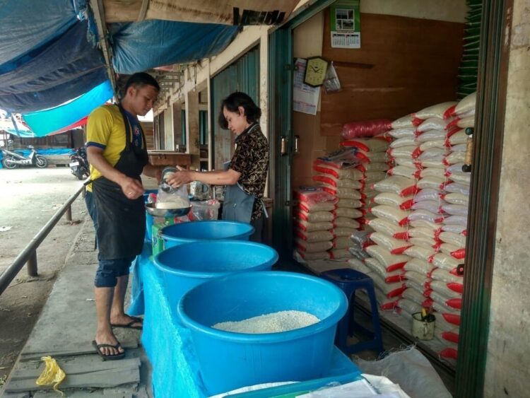 Laku Keras di Pasaran, Beras SPHP Stabilkan Harga Beras Lokal 1 LAYANI PEMBELI—Pedagang beras di Pasar Ibuh Kota Payakumbuh saat melayani pembeli.