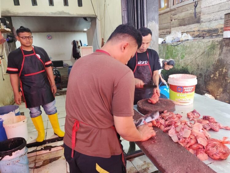 Pedagang Ayam Potong Kecipratan Berkah Program MBG, Berharap Dapur Tak Beli Langsung ke PT 1 PESANAN AYAM POTONG MENINGKAT— Salah satu pedagang ayam potong di Pasar Ibuh Payakumbuh, sedang menyediakan pesanan ayam dari salah satu dapur atau SPPG program Makan Bergizi Gratis.