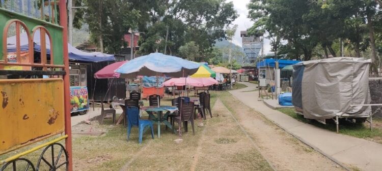 Simposium Internasional “We Are Site Managers” Dibuka, Pedagang Kuliner Mengeluh Dipindahkan 1 SEPI PEMBELI— Para Pedagang kuliner yang dipindahkan dari Lapseg, GPK dan depan KONI pada tanggal 20 Agustus 2025 ke Silo, mengeluh jika jual beli mereka sepinya pengunjung dan pembeli yang membeli dagangannya, Selasa (2/9).