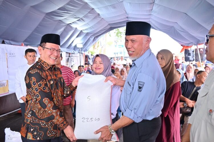 Pedagang Terdampak Kebakaran Terima 4,1 Ton Beras 1 SALURKAN BERAS— Gubernur Sumatera Barat Mahyeldi Ansharullah, didampingi Wali Kota Payakumbuh Zulmaeta salurkan bantuan beras untuk pedagang terdampak kebakaran di Pasar Payakumbuh.