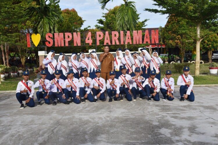 FOTO BERSAMA— Wakil Wali Kota Pariaman Mulyadi bersama siswa  SMPN 4 Pariaman usai kegiatan upacara bendera, Senin (8/9).