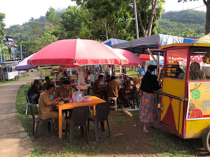 Sekretariat DPRD Ramaikan Silo, Sukseskan Program “Jajan Bareng” 1 NIKMATI KULINER— Pegawai yang ada di Sekretariat DPRD Kota Sawahlunto, saat menikmati sarapan pagi
di Pasar Kuliner di Kawasan Taman Silo Saringan, Kota Sawahlunto, Senin (15/9).