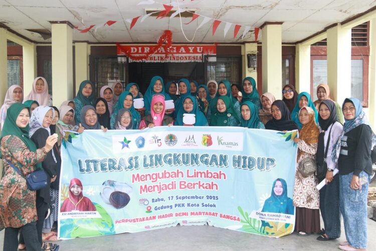 Berdayakan Ekonomi Masyarakat, TP PKK Gelar Pelatihan Pembuatan Sabun dari Minyak Jelantan 1 PELATIHAN— Ketua TP PKK Kota Solok, Dona Ramadhani Kirana Putra berfoto bersama usai pembukaan pelatihan pembuatan sabun dari minyak jelantah.