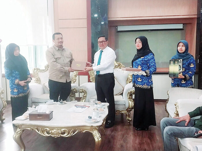 Peta Terbitan 1972 jadi Penguat Penegasan Batas Wilayah Bukittinggi–Agam 1 SERAHKAN DATA PENDUKUNG— Pemko Bukittinggi menyerahkan sejumlah data pendukung, termasuk peta lama terbitan Djawatan Tehnik Kota Bukittinggi bagian Kaartering sebelum tahun 1972, sebagai bahan penguatan pembahasan batas wilayah dengan Kabupaten Agam.