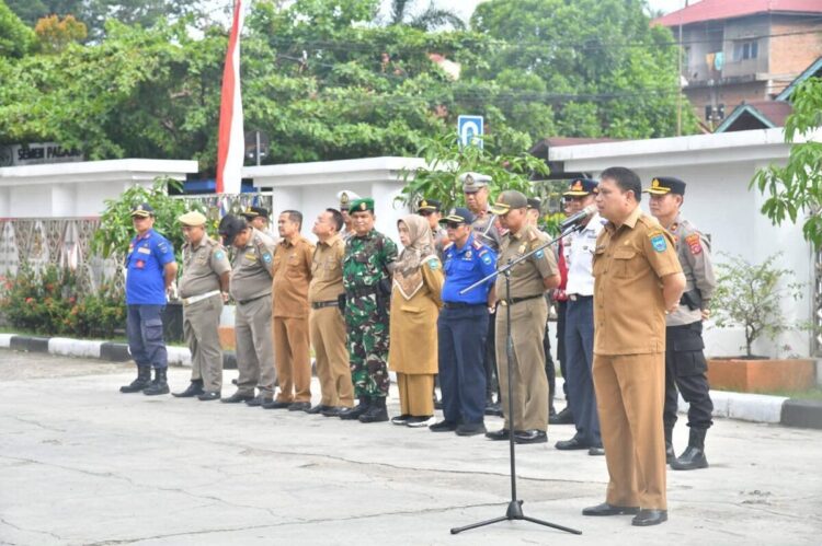 APEL SIAGA— Sekretaris Daerah Kota Sawahlunto Rovanly Abdams pimpin apel siaga bersama unsur pimpinan Polres Sawahlunto dan Kodim 0310 Sawahlunto Sijunjung.