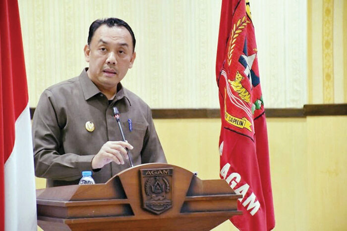JELASKAN— Wakil Bupati Agam, Muhammad Iqbal memberikan penjelasan mengenai Ranperda tentang 
tata cara penyelenggaraan cadangan pangan, 
di DPRD Agam, Senin (22/9).