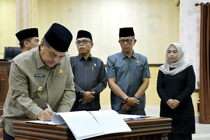 TANDATANGAN— Bupati Agam, Benni Warlis menandatangani berita acara kesepakatan antara Pemkab dan DPRD Agam terkait KUA PPAS 2026 usai rapat paripurna yang digelar Senin (15/0).