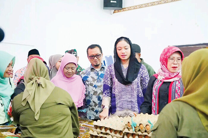 Pemkab Dharmasraya Gelar Gerakan Pangan Murah, Bagian dari 7.285 Titik se-Indonesia 1 TINJAU— Bupati Dharmasraya, Annisa Annisa Suci Ramadhani Program Pangan Murah.