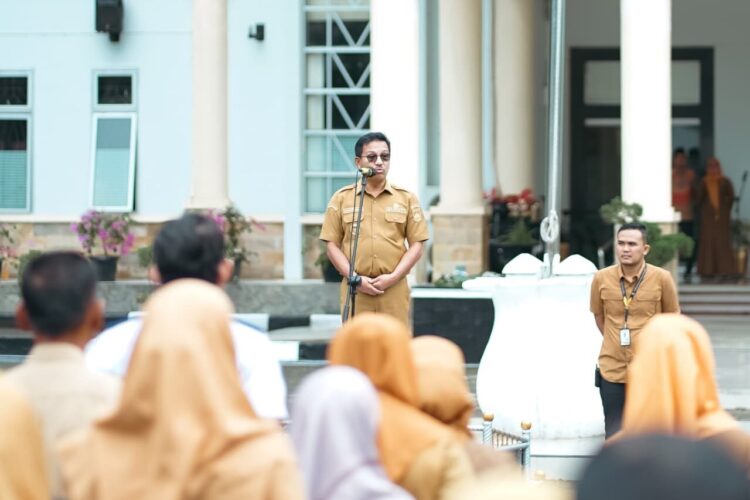 SAMBUTAN—Bupati Solok Selatan  Khairunas berikan sambutan dalam Apel Gabungan ASN di Halaman Kantor Bupati Solok Selatan, Senin (29/9).