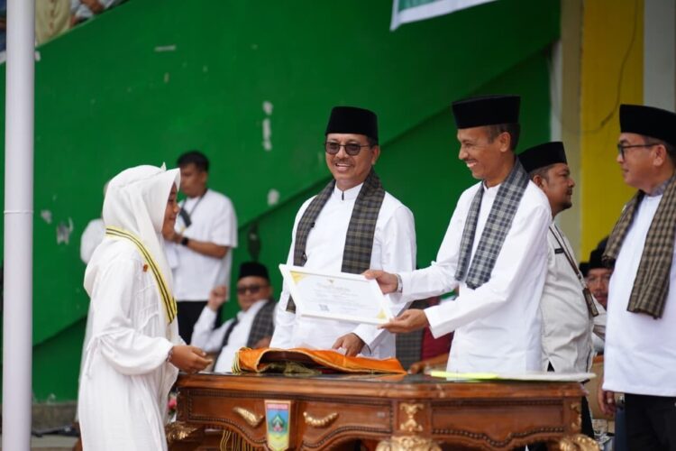 WISUDA AKBAR— Bupati Solsel Khairunas dan Wabup Yulian Efi, saat mengahdiri Wisuda Akbar Tahfidz Quran II sekaligus peringatan Maulid Nabi 1447 Hijriah di GOR Rimbo Tangah, Sabtu (6/9).