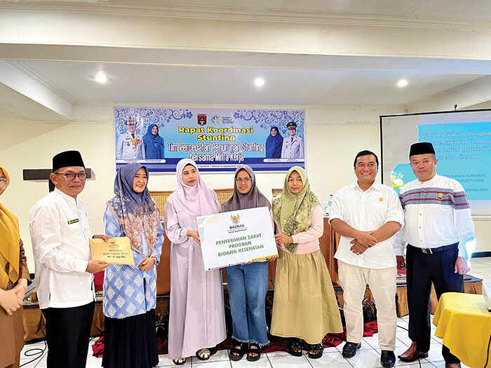Bukittinggi Perkuat Gerakan GENTING, 27 Keluarga Berisiko Stunting Terima Bantuan Nutrisi 1 SALURKAN BANTUAN— Ketua TP PKK Kota Bukittinggi, Ny. Yesi Ramlan Nurmatias bersama Kepala Dinas P3APPKB Kota Bukittinggi, Nauli Handayani, menyalurkan bantuan nutrisi bagi 27 keluarga berisiko stunting dari Baznas Kota Bukittinggi.