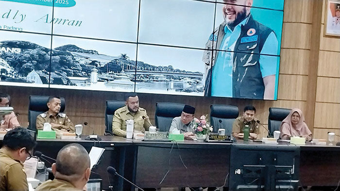 RAPAT TKPK— Wali Kota Padang Fadly Amran, Wakil Wali Kota Maigus Nasir menghadiri rapat Tim Koordinasi Penanggulangan Kemiskinan (TKPK) Kota Padang, di Ruang Abu Bakar Ja’ar, Balaikota Padang, Senin (8/9).