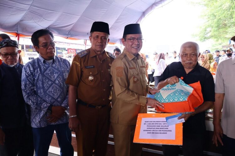281 Pedagang Pasar Payakumbuh Terima Bantuan Tunai Tahap Pertama 1 BANTUAN—Wali Kota, Wawako dan Ketua BAZNAS Edi Kusmana saat menyerahkan bantuan untuk korban kebakaran Pasar Payakumbuh