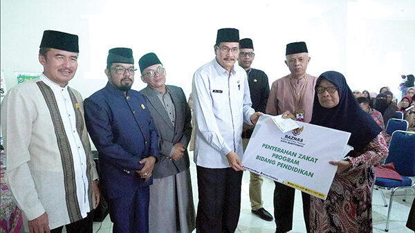 Baznas Salurkan Rp60 Juta Zakat kepada 128 Mustahik, Pemko Bukittinggi Tegaskan Transparansi Penyaluran Zakat 1 PENDISTRIBUSIAN ZAKAT— Staf Ahli Bidang Administrasi dan Keuangan Wali Kota Bukittinggi, Melfi Abra mendistribusikan zakat mustahik
kepada 128 penerima di Kantor Baznas Kota Bukittinggi, Jumat, (26/9).