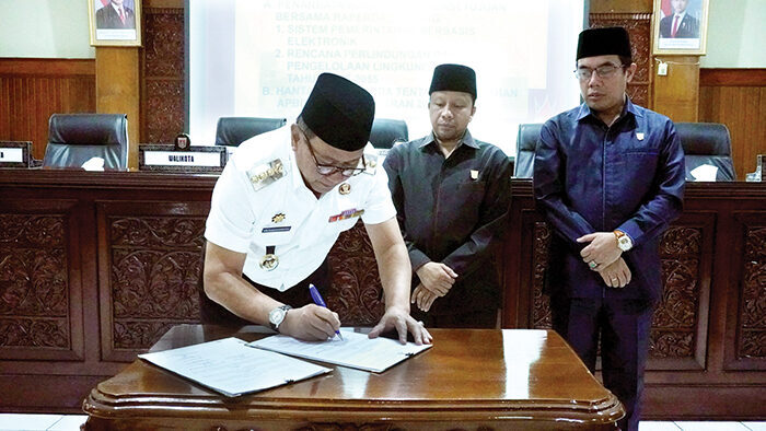 Pemko dan DPRD Bukittinggi Setujui Perda SPBE dan RPPLH 1 PERSETUJUAN 2 PERDA— Wako Bukitinggi Ramlan Nurmatias, menghadiri rapat paripurna persetujuan perda Sistem Pemerintahan Berbasis Elektronik (SPBE) dan Rencana Perlindungan dan Pengelolaan Lingkungan Hidup 2025-2055.