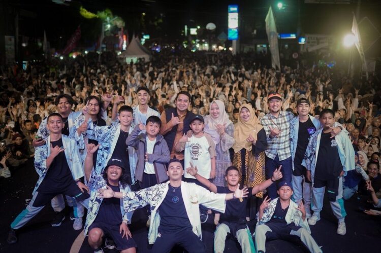 Kota Solok Semarak, Penampilan Darak Badarak Meriahkan Malam Kesenian di Taman Syech Kukut 1 MALAM KESENIAN— Wali Kota Solok Ramadhani Kirana Putra bersama istri Ny. Donna Ramadhani Kirana Putra menghadiri acara penampilan kesenian yang digelar meriah di Taman Syech Kukut, Kamis malam (11/9).