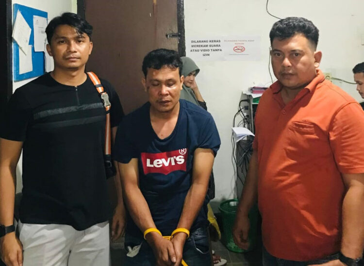 Digerebek Tim Resmob, Spesialis Bobol Rumah Sembunyi di Loteng, Pelaku Baru 4 Bulan Keluar Penjara 1 SPESIALIS BOBOL RUMAH— Pelaku Waidi Khairul Amri ditangkap Tim Resmob Polda Sumbar atas kasus pencurian dengan modus bobol rumah.