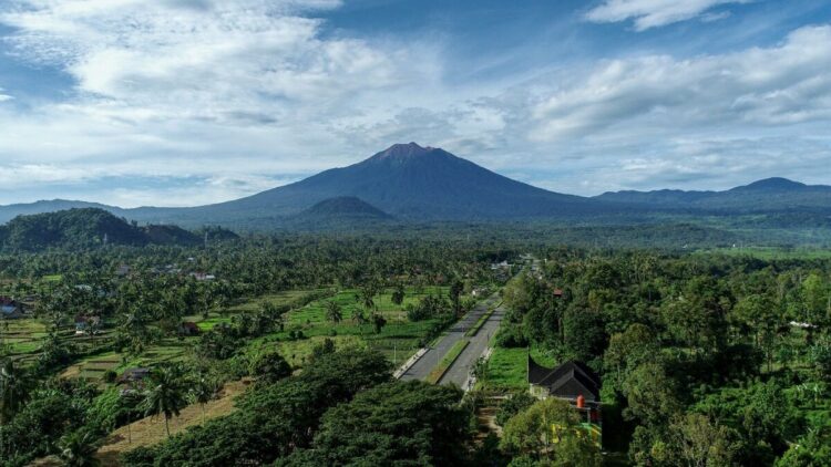 PENDAKIAN— Jalur pendakian Gunung Kerinci yang baru dibuka via Solok Selatan sudah dibenahi untuk  lebih cepat  pendakian.